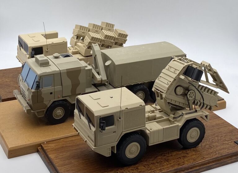 Trois véhicules militaires blindés (échelle au 43e) en résine et métal peints.…