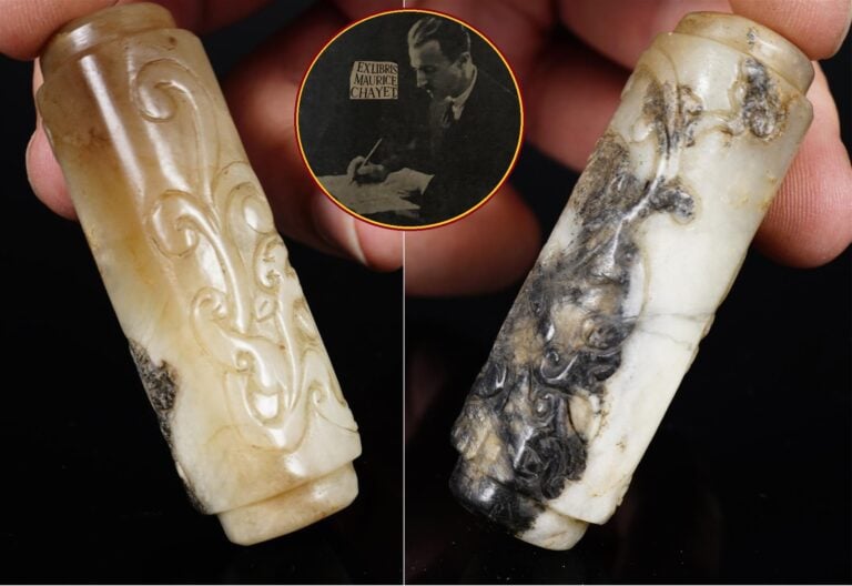 TUBE ARCHAISANT A DOUBLE-SECTION EN JADE NEPHRITE BEIGE AUX INCLUSIONS NOIRES,…
