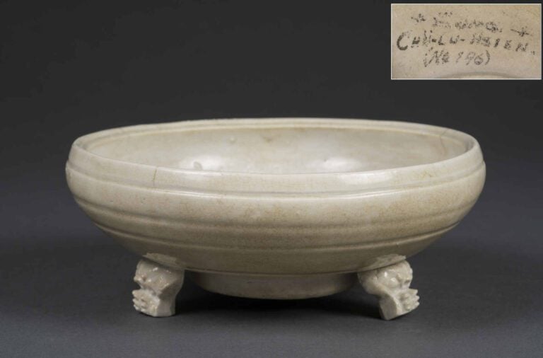 VAISSELLE ARCHAISANTE TRIPODE EN GRES PORCELAINEUX A COUVERTE BLANC / CREME, DI…