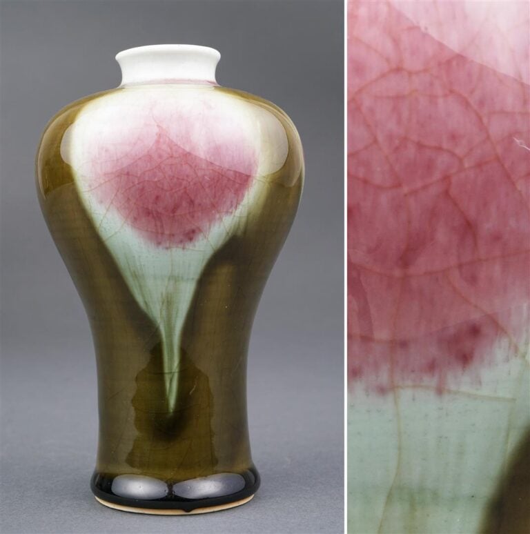 VASE A FLEURS DE PRUNUS EN PORCELAINE A GLACURE DITE " BOURGEONS DE PECHES ", M…