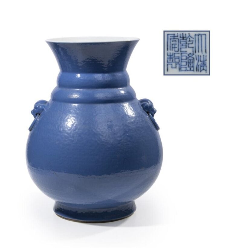 VASE ARCHAISANT EN PORCELAINE EMAILLEE " CLAIR DE LUNE ", HU - Chine, Dynastie…