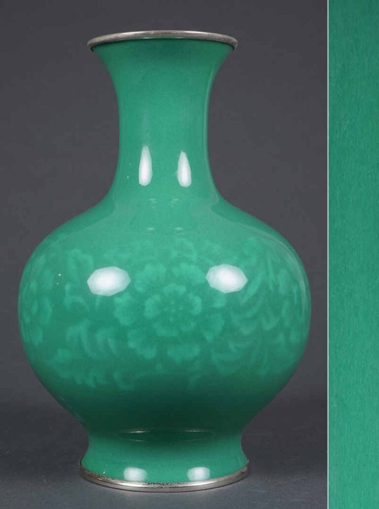VASE BALUSTRE A FOND CELADON ET A DECOR FLORAL PAR LA MAISON ANDO - Japon, Péri…