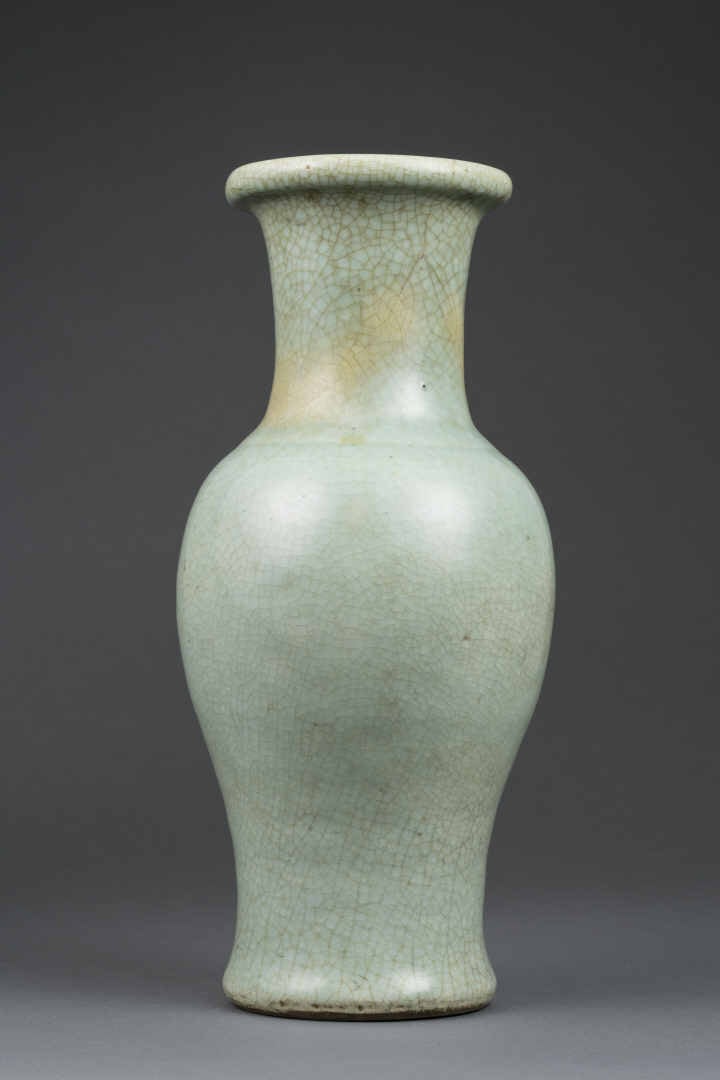 VASE DE FORME QUEUE DE PHENIX EN PORCELAINE CRAQUELEE A GLACURE CELADON, FENGWE…