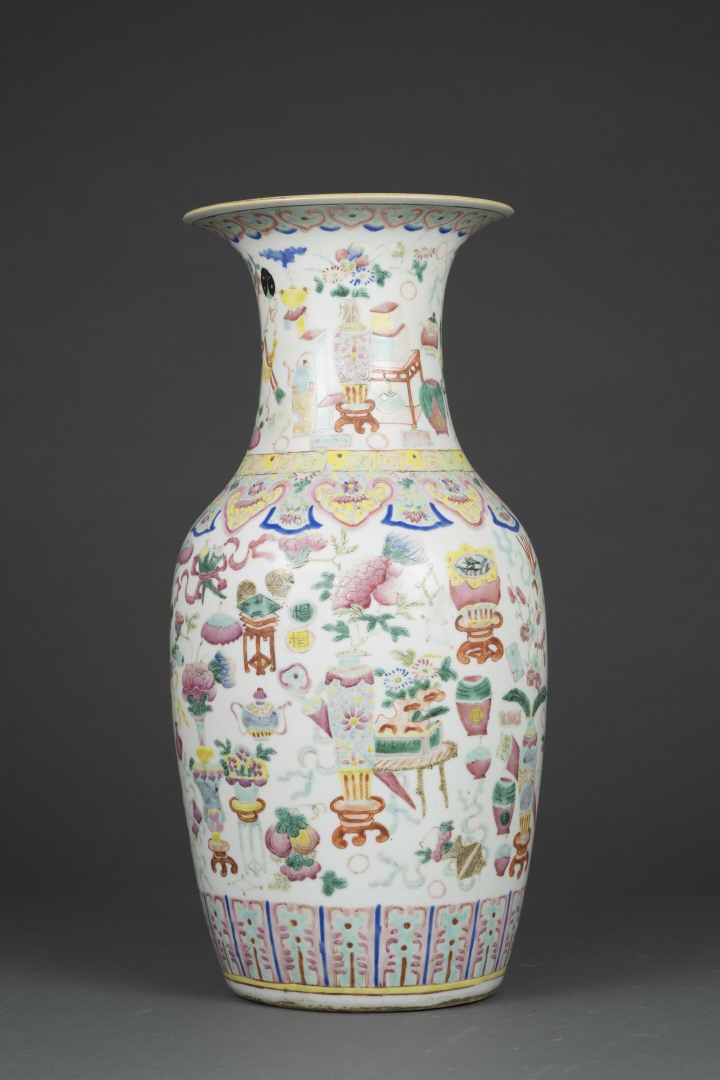 VASE DE FORME QUEUE DE PHENIX EN PORCELAINE EMAILLEE DANS LE STYLE DE LA "FAMIL…
