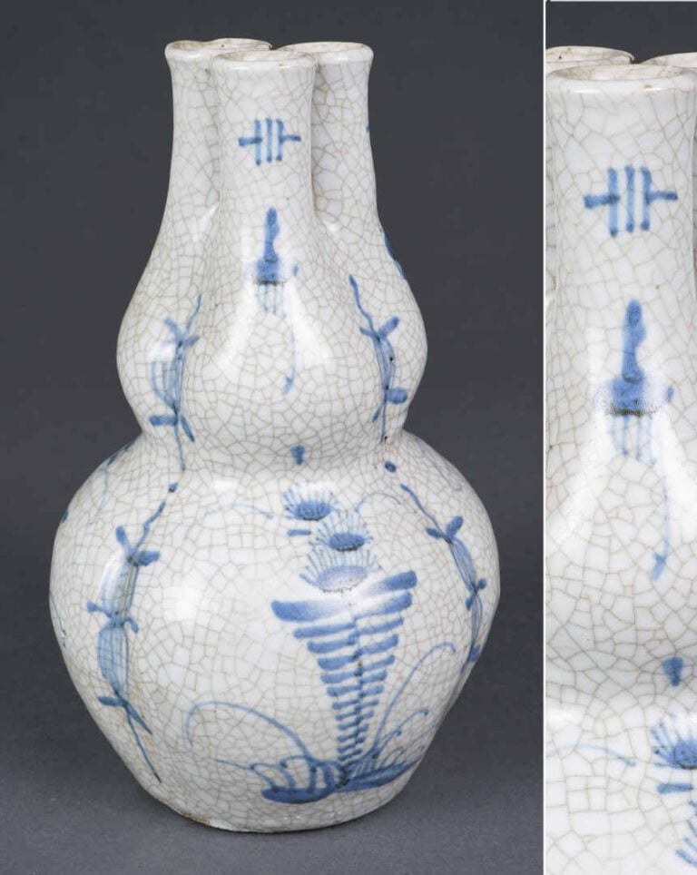 VASE EN FORME DE CALEBASSE ET A TROIS COLS EN GRES PORCELAINEUX CRAQUELE, TRIPL…