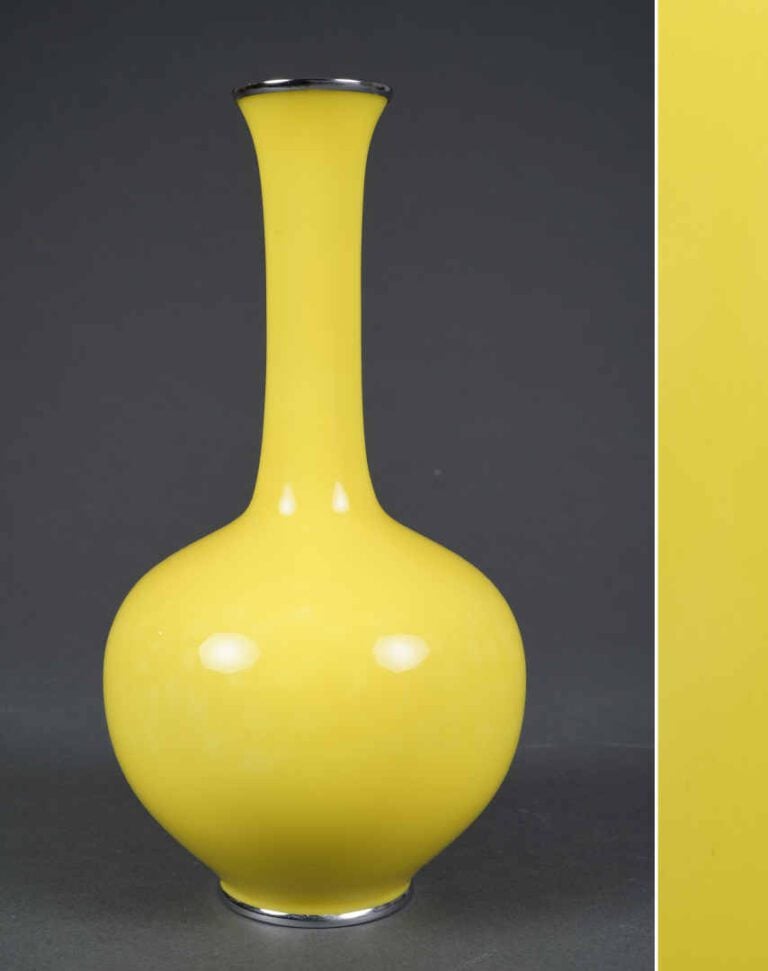 VASE EN FORME DE SPHERE CELESTE A FOND JAUNE, TIANQIUPING - Japon, Epoque XXe s…