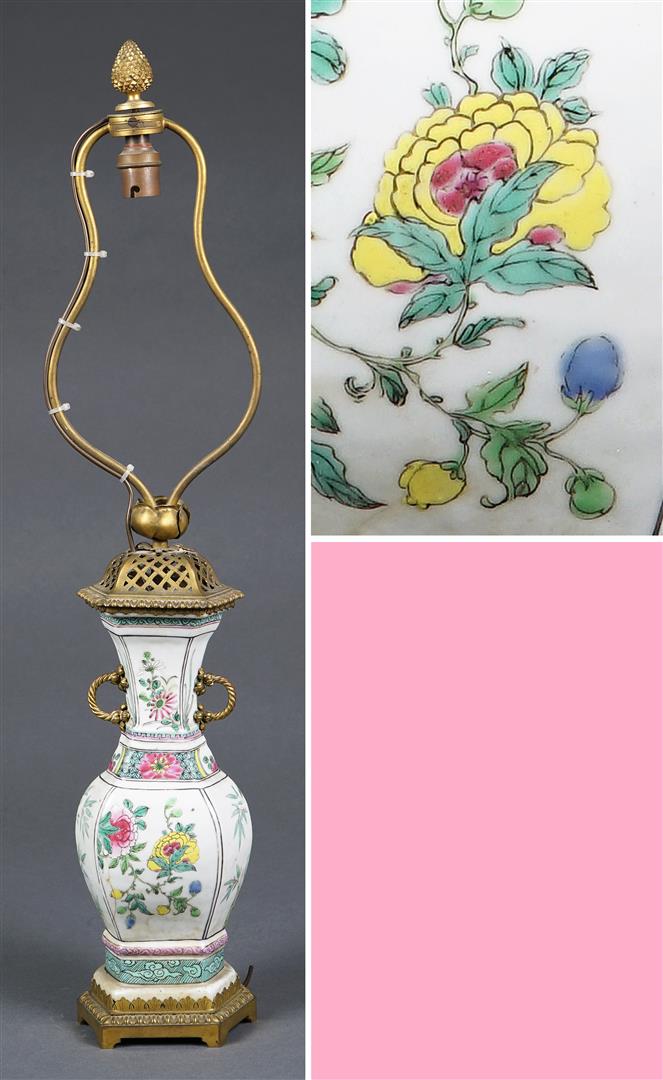 VASE FACETTE EN PORCELAINE A DECOR EMAILLE POLYCHROME DANS LE STYLE DE LA " FAM…
