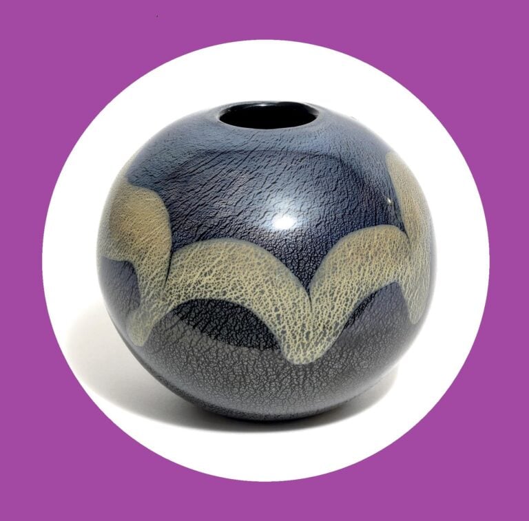 VASE GLOBULAIRE EN VERRE PAR L'ATELIER KAMEI GLASS D'OSAKA - Japon, Période Sho…