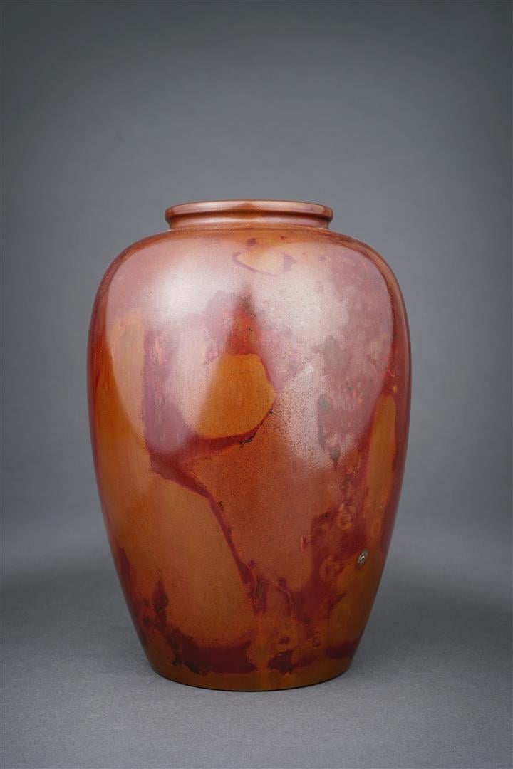 VASE OVOIDE EN BRONZE A PATINE MARBREE - Japon, Période Showa - A dessous plat…