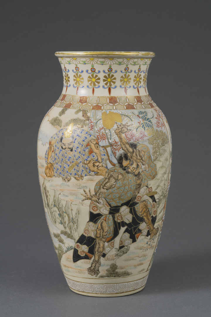 VASE OVOIDE EN FAIENCE DE SATSUMA - Japon, Epoque XXe siècle, Période Taisho /…