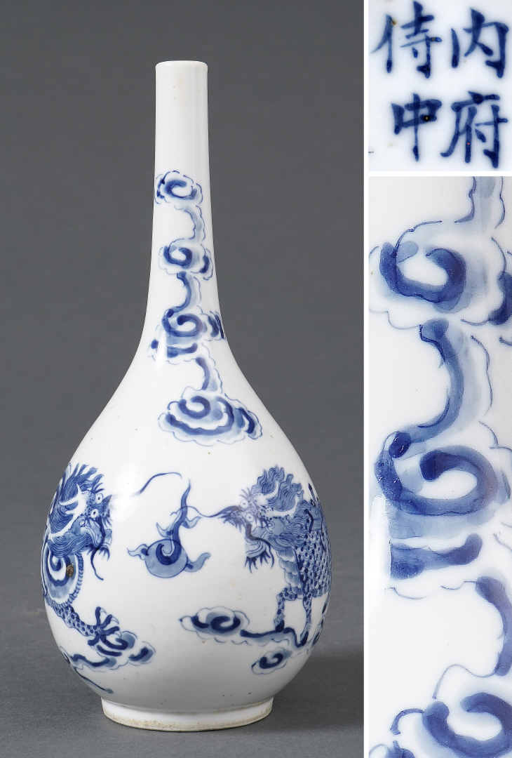 VASE PIRIFORME EN PORCELAINE DITE " BLEU DE HUE ", NEIF FU / N?I PH? TH? TRUNG…