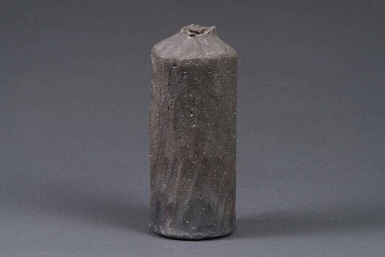 VASE TUBULAIRE ET DIFFORME EN GRES - Japon, Epoque XXe siècle - Il est étampé d…