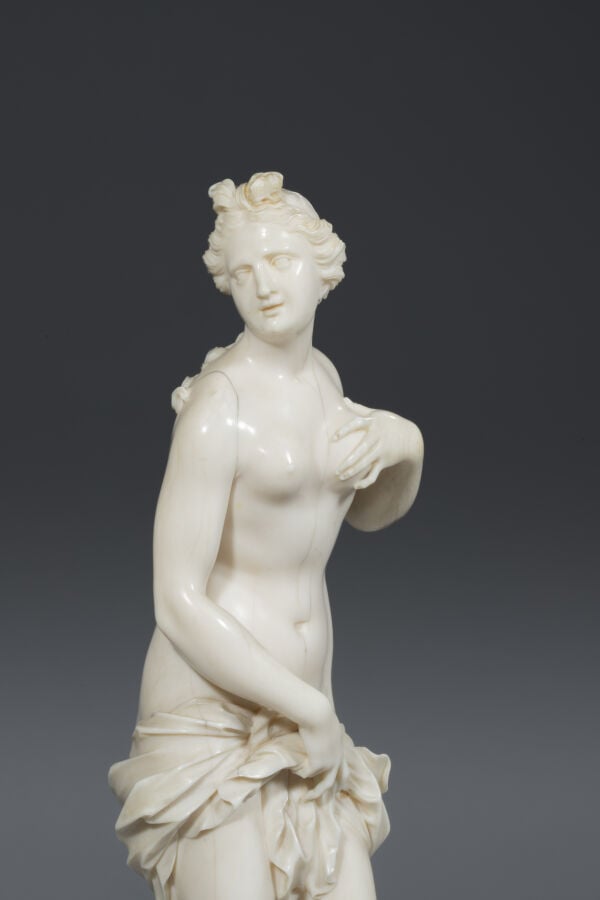 Vénus au bain, statuette en ivoire sculpté, repose sur un socle carré en écaill…
