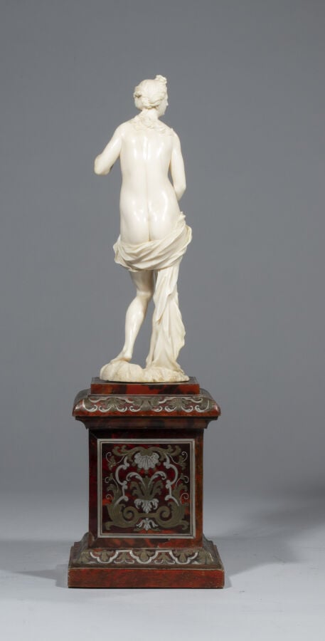 Vénus au bain, statuette en ivoire sculpté, repose sur un socle carré en écaill…