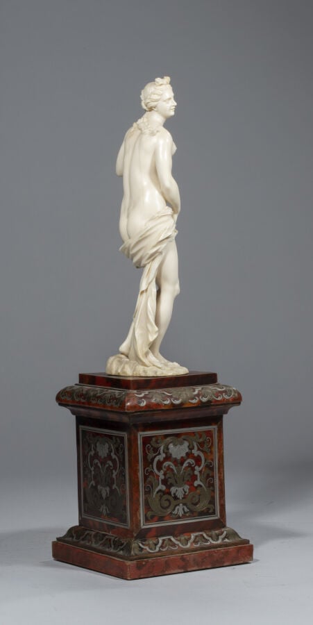 Vénus au bain, statuette en ivoire sculpté, repose sur un socle carré en écaill…