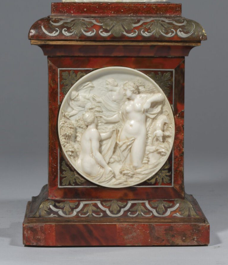 Vénus au bain, statuette en ivoire sculpté, repose sur un socle carré en écaill…