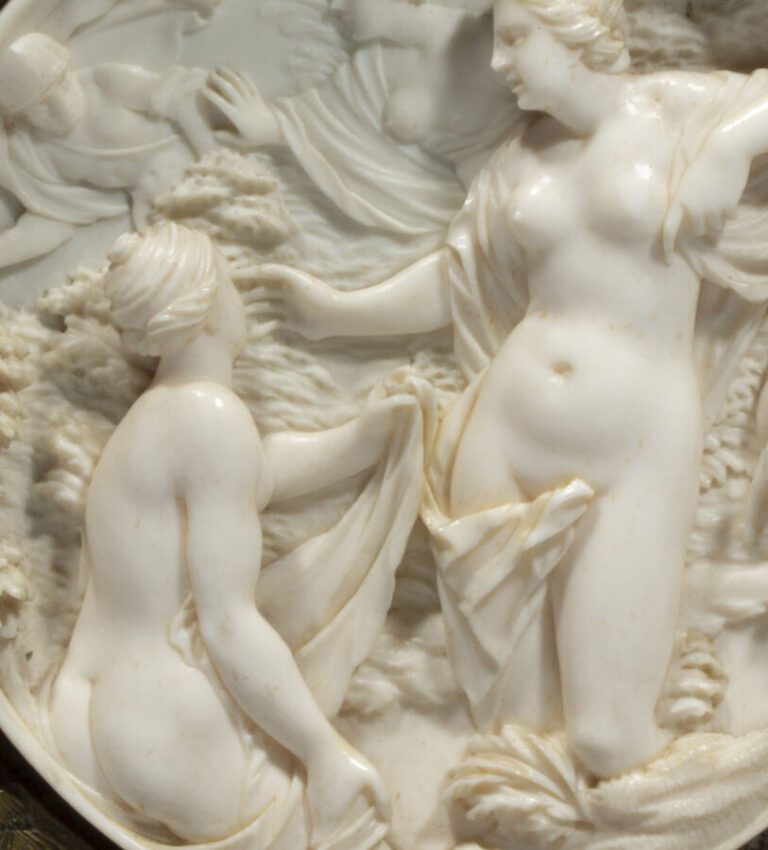 Vénus au bain, statuette en ivoire sculpté, repose sur un socle carré en écaill…