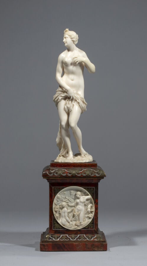 Vénus au bain, statuette en ivoire sculpté, repose sur un socle carré en écaill…