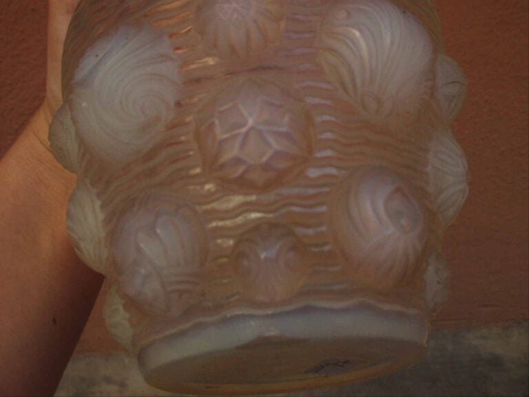 VERLYS FRANCE - Vase de forme ovoïde en verre moulé pressé blanc et opalescent…