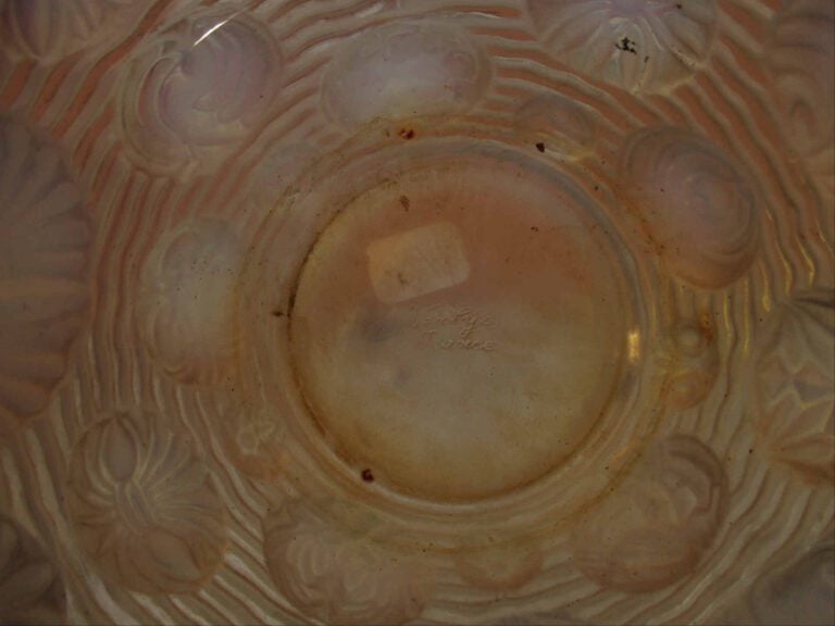 VERLYS FRANCE - Vase de forme ovoïde en verre moulé pressé blanc et opalescent…