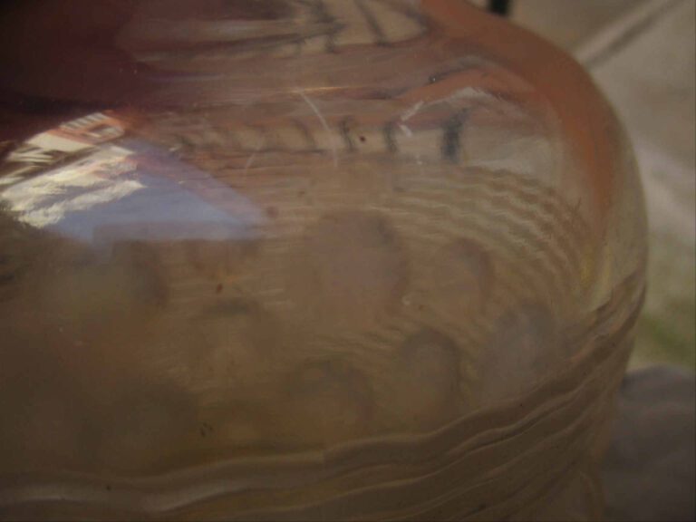 VERLYS FRANCE - Vase de forme ovoïde en verre moulé pressé blanc et opalescent…