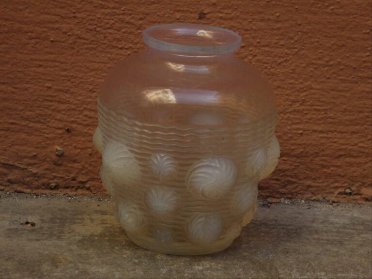 VERLYS FRANCE - Vase de forme ovoïde en verre moulé pressé blanc et opalescent…