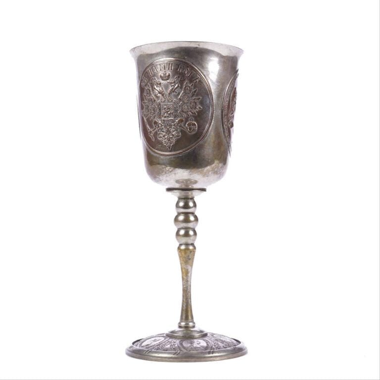Verre sur pied en forme de calice en métal argenté, à décor de l'aigle impérial…
