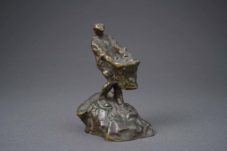 VICTOR DEMANET (1895-1964) - Le porteur - Petit bronze à patine verte nuancée.…