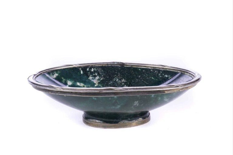 Vide-poches en agate herborisé monté en argent. - Poids brut : 85.7g - L. : 10…