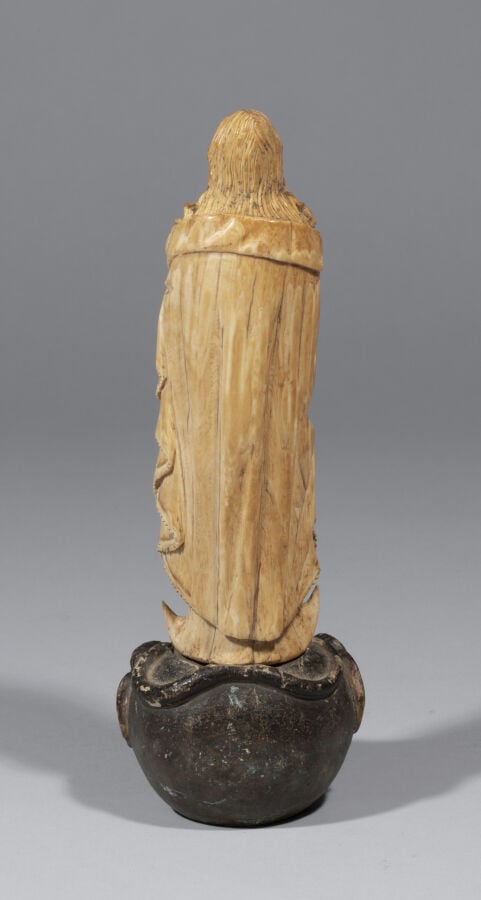 Vierge de l'Immaculée Conception en ivoire sculpté en ronde bosse. Debout sur u…