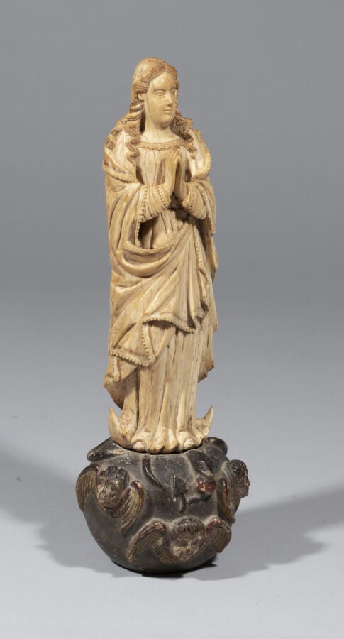 Vierge de l'Immaculée Conception en ivoire sculpté en ronde bosse. Debout sur u…