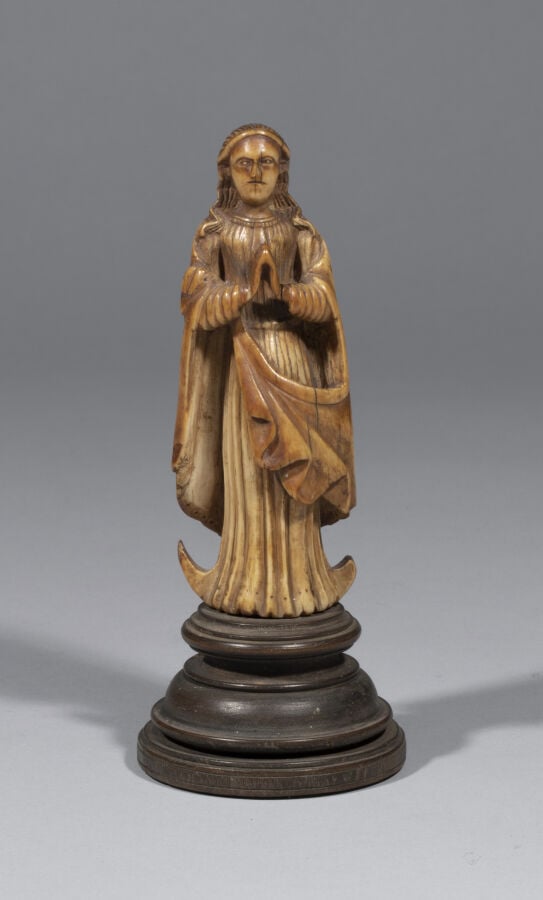 Vierge de l'Immaculée Conception en ivoire sculpté en ronde bosse. Debout sur u…