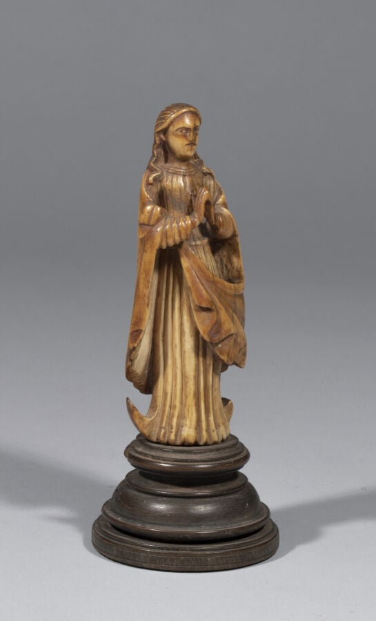 Vierge de l'Immaculée Conception en ivoire sculpté en ronde bosse. Debout sur u…