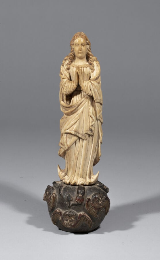 Vierge de l'Immaculée Conception en ivoire sculpté en ronde bosse. Debout sur u…