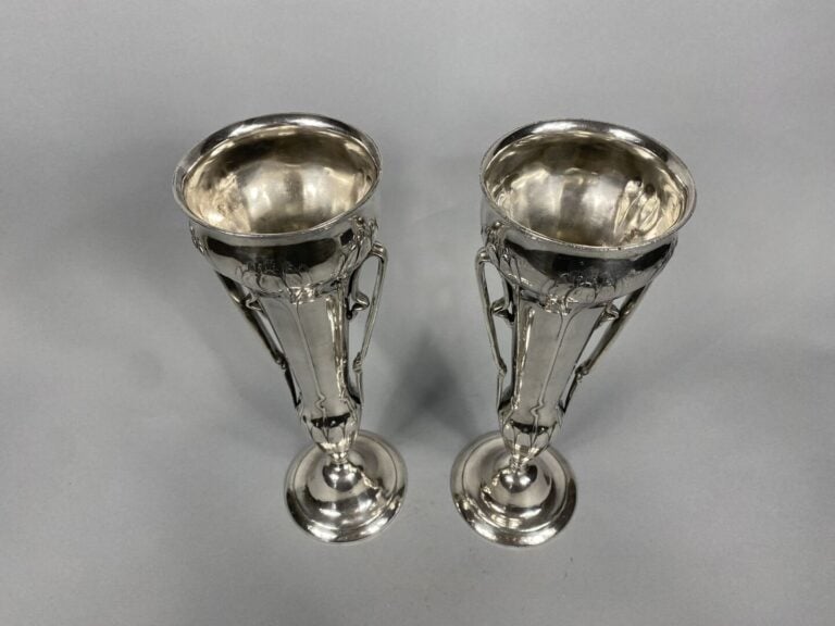 WMF - Paire de vases en métal argenté de forme tulipe sur piédouche à décor de…