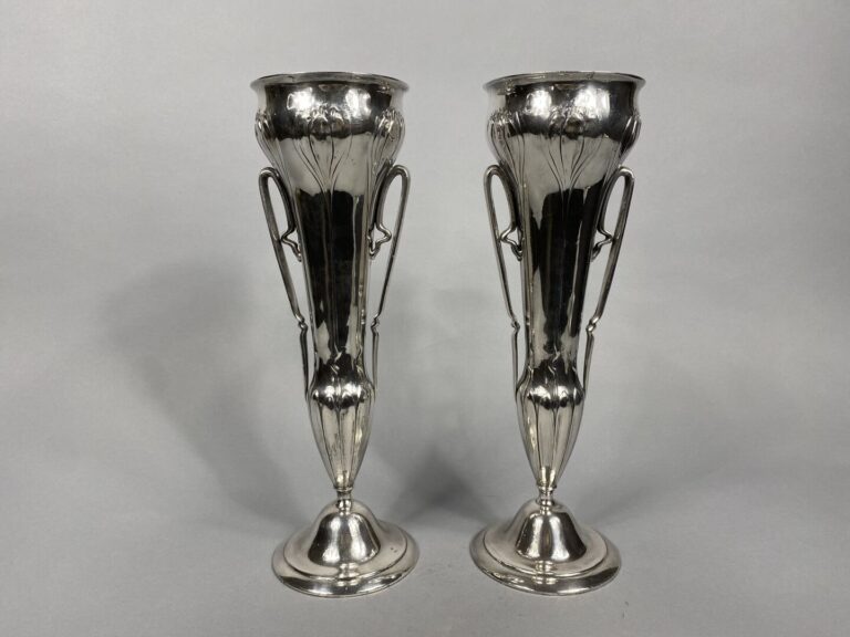 WMF - Paire de vases en métal argenté de forme tulipe sur piédouche à décor de…