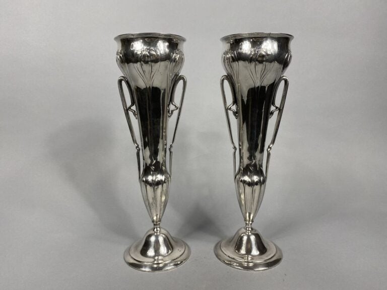 WMF - Paire de vases en métal argenté de forme tulipe sur piédouche à décor de…