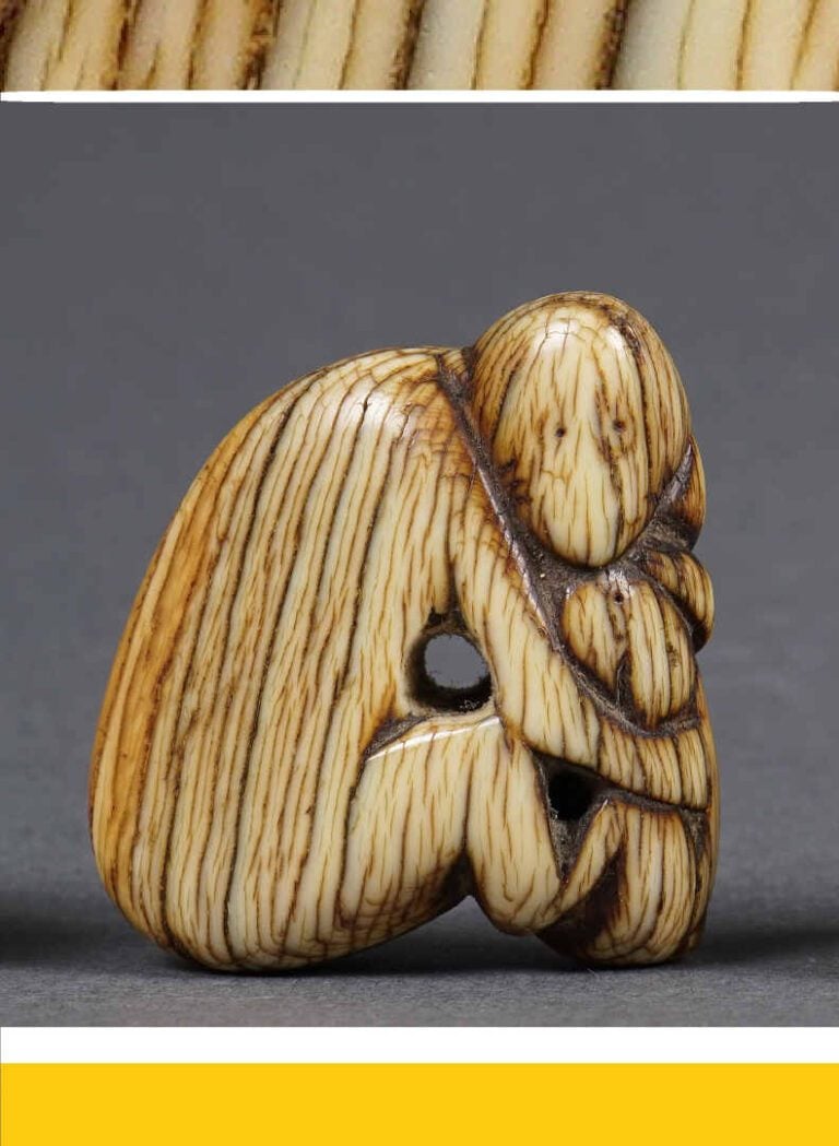 [X] NETSUKE EN IVOIRE SCULPTE A L'EFFIGIE D'UN SINGE ET DE SON PETIT - Japon, E…