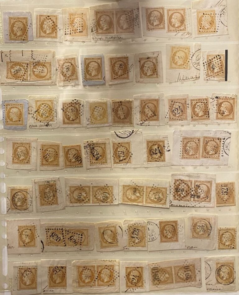 Accumulation présentée dans une chemise de timbres courants du monde dont émiss…