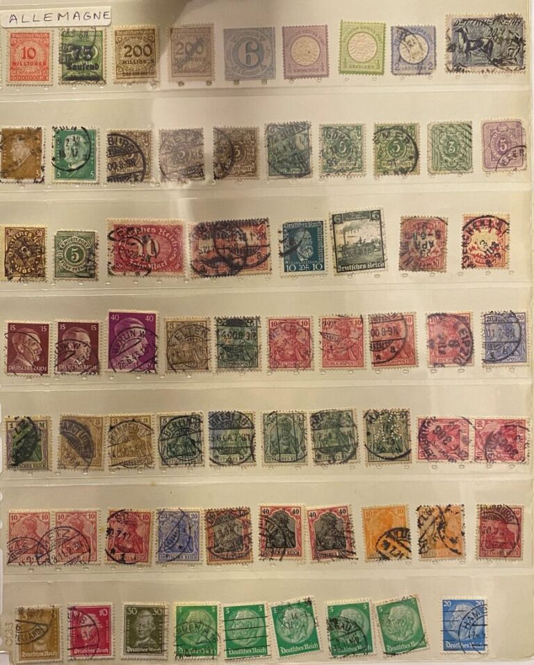 Accumulation présentée dans une chemise de timbres courants du monde dont émiss…