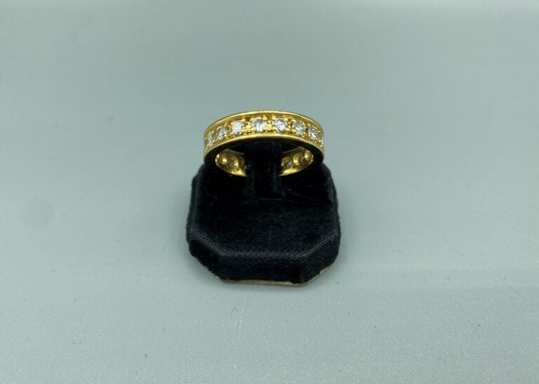 Alliance américaine en or jaune (750) ornée de diamants taille brillant en sert…
