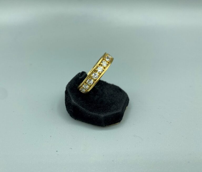 Alliance américaine en or jaune (750) ornée de diamants taille brillant en sert…