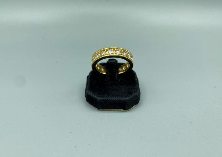 Alliance américaine en or jaune (750) ornée de diamants taille brillant en sert…