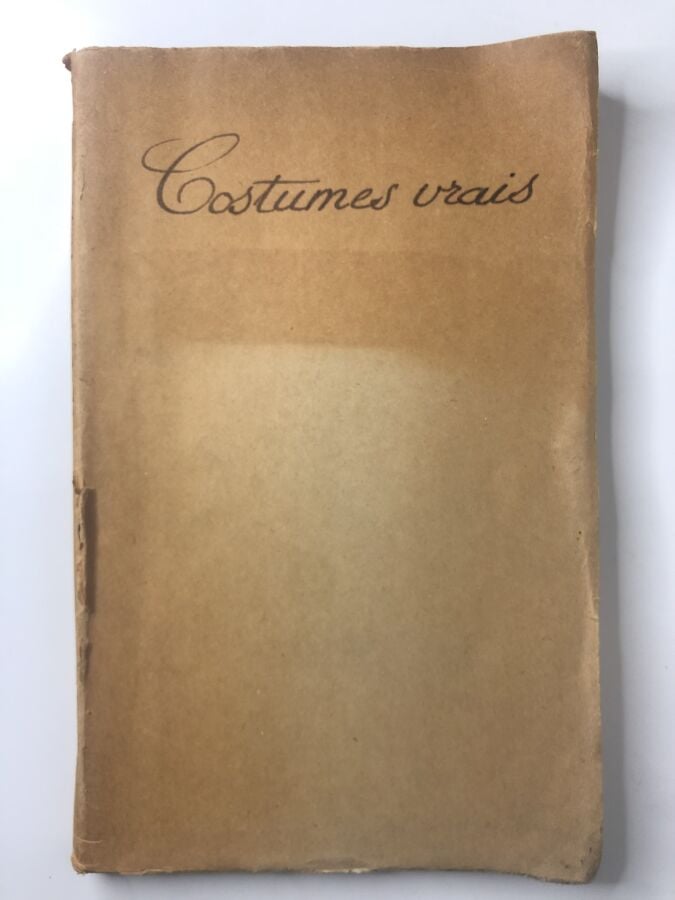 ANONYME. - Costumes vrais. Édité à Paris sans mention d'éditeur en 1899. De for…