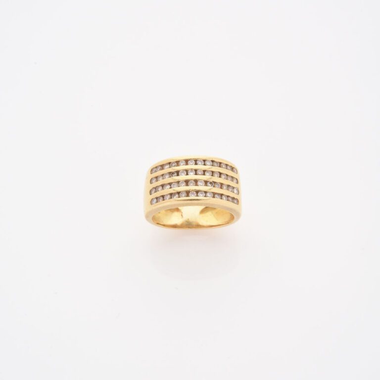 Bague bandeau en or jaune (750) ornée de quatre rangs de diamants taille brilla…