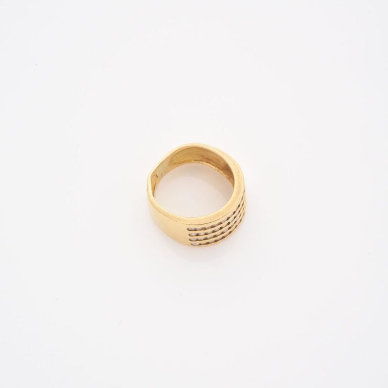 Bague bandeau en or jaune (750) ornée de quatre rangs de diamants taille brilla…
