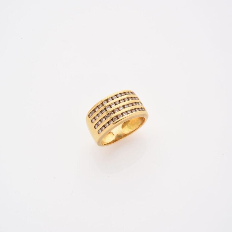 Bague bandeau en or jaune (750) ornée de quatre rangs de diamants taille brilla…