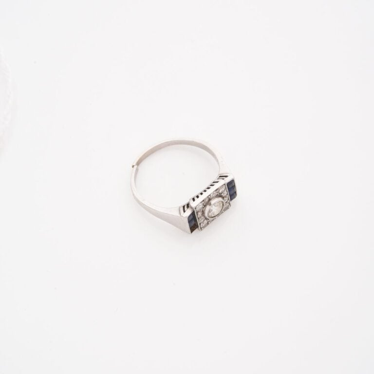 Bague chevalière en platine (850) centrée d'un diamant demi-taille en serti clo…
