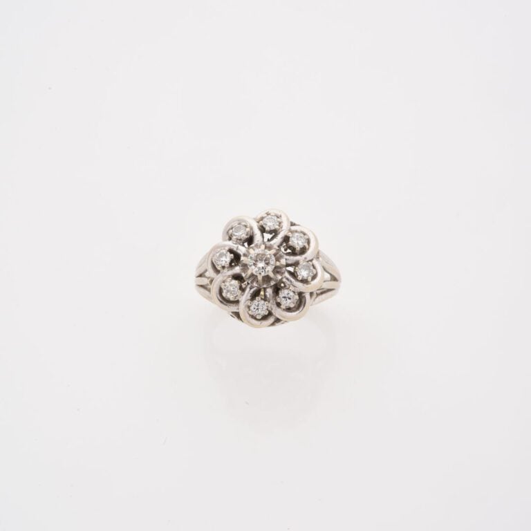 Bague en or gris (750) à chaton polylobé ajouré, centrée d'un diamant taille br…