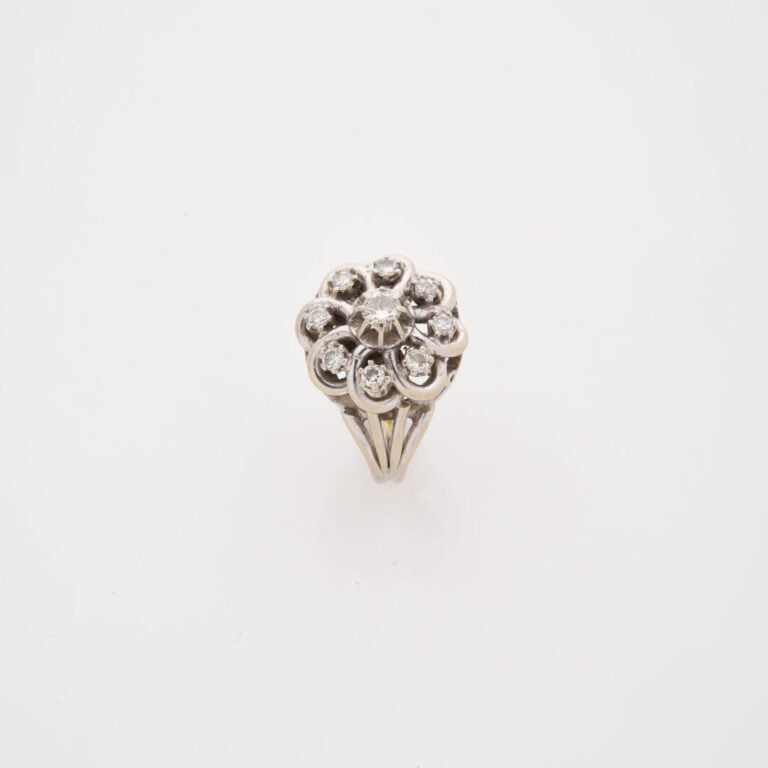 Bague en or gris (750) à chaton polylobé ajouré, centrée d'un diamant taille br…